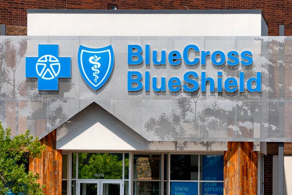 Roseville Usa Août 2020 Bluecross Blueshield Clinique Médicale Logo Extérieur — Photo
