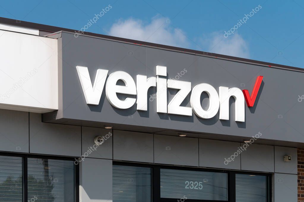 ROSEVILLE, MN/USA - AUGUST 23, 2020: Verizon retail store and trademark logo.