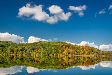 Sonbaharda Wisconsin 'deki Willow River Eyalet Parkı' nda Little Falls Gölü