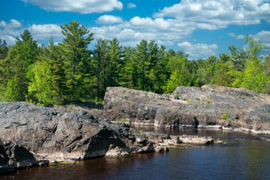 St. Louis nehri kıyısında Jay Cooke Eyalet Parkı, Minnesota 'daki Rapids Parkway..