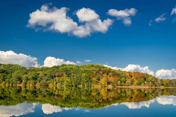 秋季威斯康星州柳江州立公园的小瀑布湖 — 图库照片