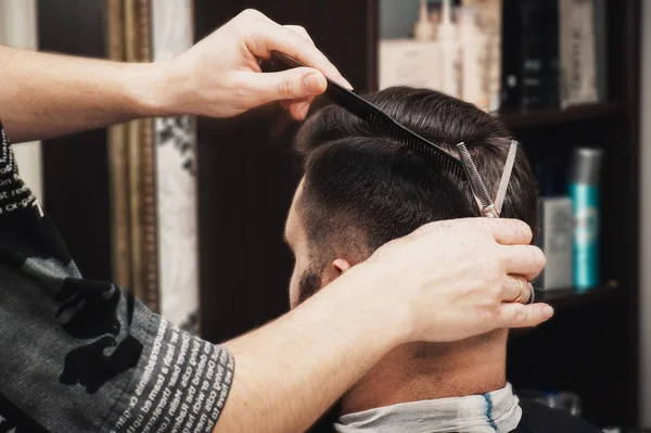 Peluquero Hace Corte Pelo Peinado Para Hombre — Foto de Stock