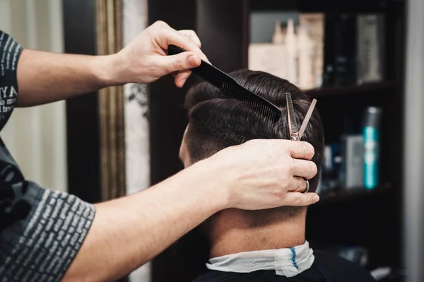 Peluquero Hace Corte Pelo Peinado Para Hombre — Foto de Stock