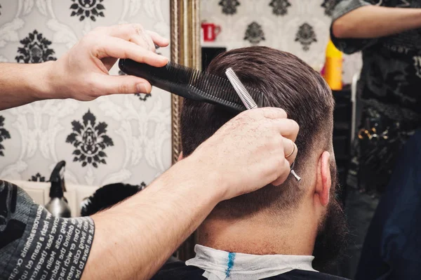 Peluquero Hace Corte Pelo Peinado Para Hombre —  Fotos de Stock