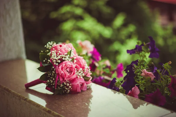 Yaz aylarında pembe peonies yalanlar bir mermer levha üzerine gelin buketi