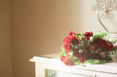        Gelin ahşap bir masa üzerinde kırmızı gül buketi
