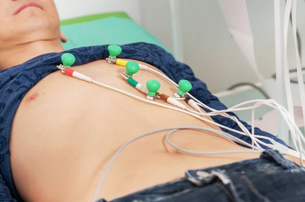 Bir adam olarak EKG için donatım