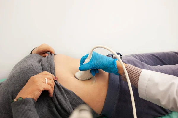 Abdominale Echografie Van Close Van Een Vrouw — Stockfoto