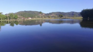 Küçük bir gölün üzerinden hızlı uçmak