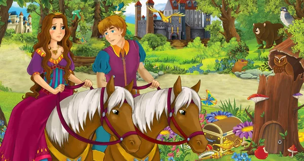 Scène de dessin animé avec heureux jeune garçon prince et fille princesse chevauchant à cheval dans la forêt rencontrant paire de hiboux volant illustration pour les enfants — Photo