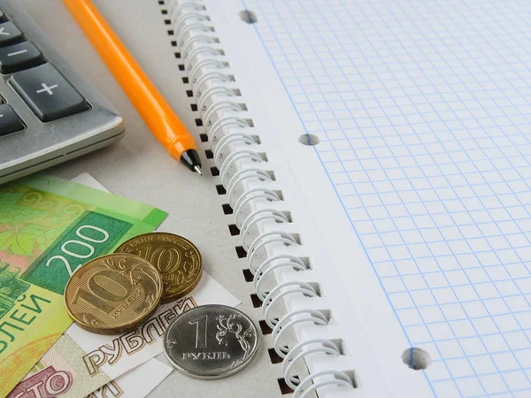 Aile bütçesine. Defter, hesap makinesi, kalem aile gelir ve giderleri hesaplamak için