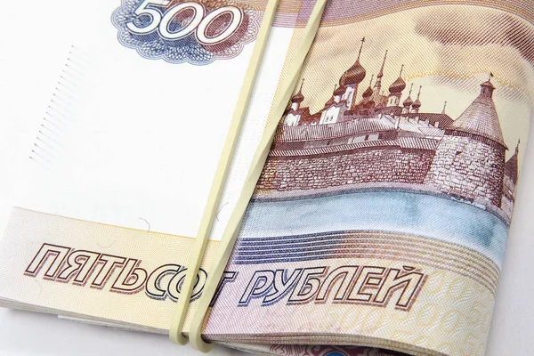 Пачка Банкнот 500 Рублей Завязанных Эластичной Лентой — стоковое фото