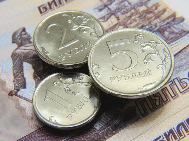 Rus paraları bill 500 ruble üzerinde asılı