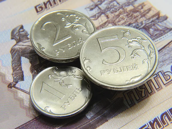 Monedas Rusas Colgando Sobre Billete 500 Rublos — Foto de Stock