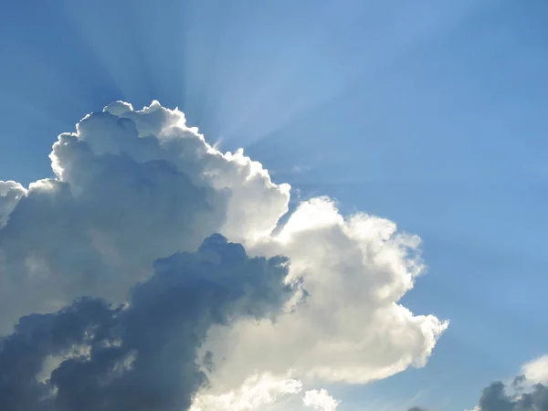 Sol Brilla Detrás Las Nubes Nubes Diferentes Tonos Veces Imagen — Foto de Stock