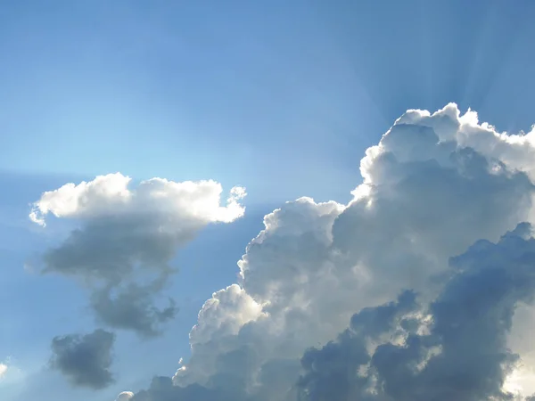 Sol Brilla Través Las Nubes Las Nubes Tienen Diferentes Tonos — Foto de Stock