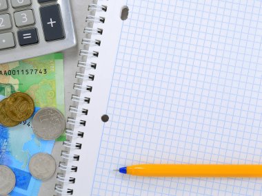 Aile gelir ve giderleri. Hesap makinesi, Not defteri ve Rus parası