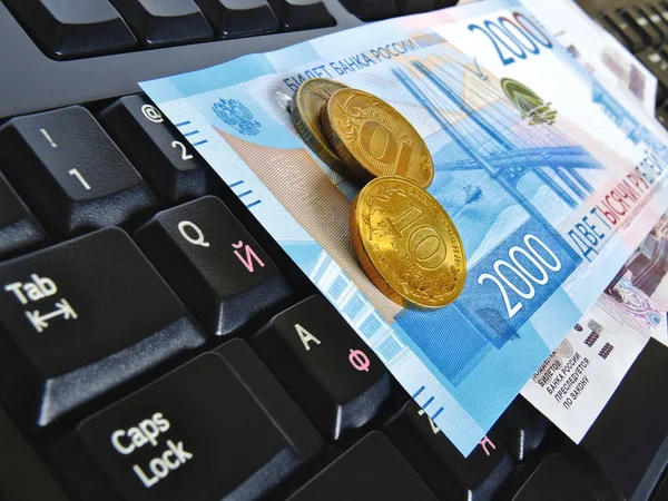 Bilgisayar klavye üzerinde Rus parası. Uzak iş, Rusya'da serbest