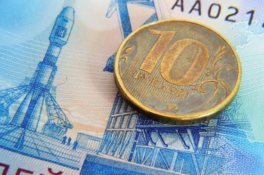 Rus madeni para 10 ruble 2000 ruble bir banknot üzerinde olduğunu. Banknot Vostochny alanı başlatma merkezi gösteriyor. Yakın çekim