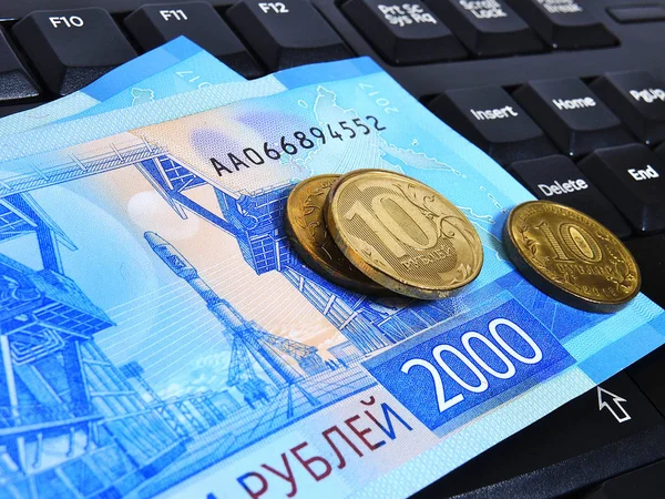 Bilgisayar klavyesinde Rus banknotları ve paraları var. Uzaktan çalışma, Rusya 'da serbest çalışma