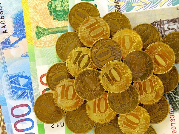 Pirámide Las Monedas Rusas Encuentra Los Billetes Vista Desde Arriba — Foto de Stock