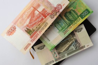 Rus banknotlar günlüğü üzerinde havada asılı olan. Üstten Görünüm. Yakın çekim