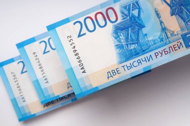 Rus banknotlar 2000 ruble. Faturaları Vostochny Uzay Merkezi ve Soyuz roketi tasvir. Yukarıdan görüntüleyin. Yakın çekim