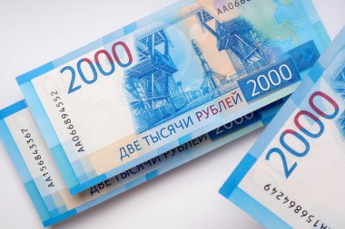 Rus banknotlar 2000 ruble. Faturaları Vostochny Uzay Merkezi ve Soyuz roketi tasvir. Yukarıdan görüntüleyin. Yakın çekim