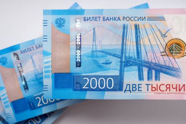 Rus banknotlar 2000 ruble. Banknot Vladivostok Rus adada köprüye tasvir. En baştan görüntüleyin. Yakın çekim