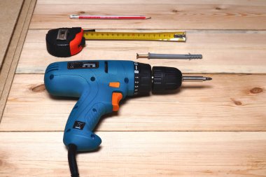 Tornavida, rulet, kalem ve rendelenmiş panoları