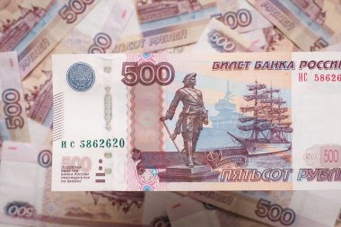 o 500 ruble Rus bill aynı banknot bir alan üzerinde asılı. Yukarıdan görüntüleyin. Yakın çekim
