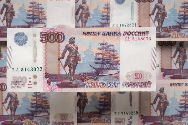 500 ルーブルのロシアのビルは同じ紙幣からフィールドに掛かります 上からの眺め クローズ アップ — ストック写真