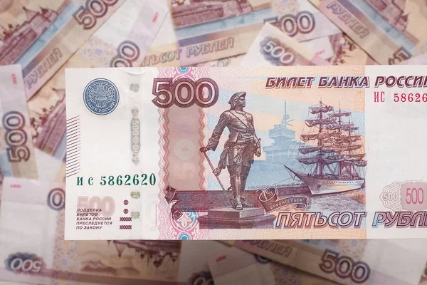 Billete Ruso 500 Rublos Cuelga Sobre Campo Los Mismos Billetes —  Fotos de Stock