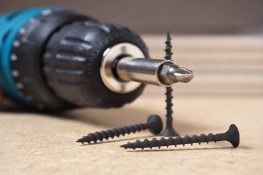 Crosshead tornavida ve kendi kendine dokunarak vidalar bir Sunta sayfasına yalan. Yakın çekim