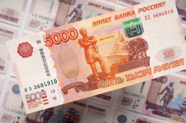 5000 ruble Rus ürün 500 Rublesi banknot bir alanın üzerine asılı. Yukarıdan görüntüleyin. Yakın çekim
