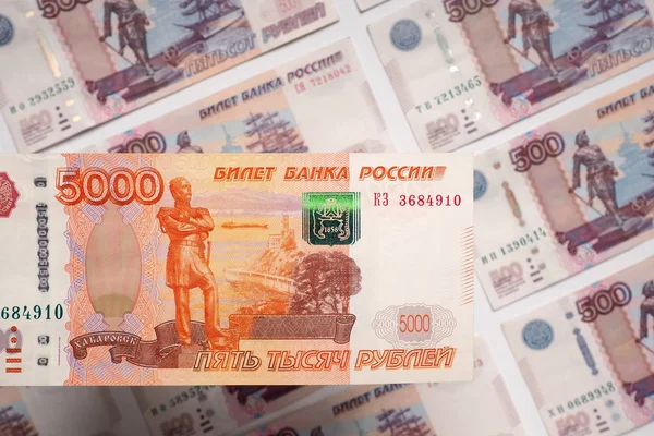 5000 ruble Rus ürün 500 Rublesi banknot bir alanın üzerine asılı. Yukarıdan görüntüleyin. Yakın çekim