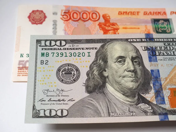 100 Abd Doları Banknot 5000 Rus Ruble Üzerinde Asılı Bill — Stok fotoğraf