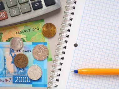 Aile bütçesi. Aile geliri ve giderleri saymak için öğelerin bileşimi. Not defteri, hesap makinesi, kalem ve Rus parası