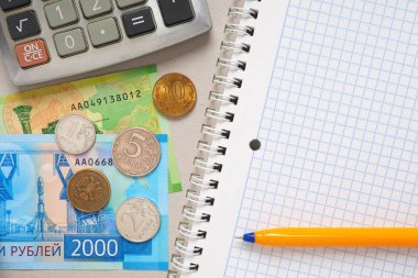 Aile bütçesi. Aile geliri ve giderleri saymak için öğelerin bileşimi. Defter, hesap makinesi, kalem ve Rus parası