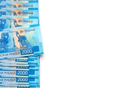 2000 rublelik Rus banknotları. Sağtarafta metin için bir yer var. Arka plan beyaz. Banknotlar Vostochny uzay merkezini ve Soyuz roketini gösteriyor.