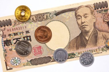 Bir Japon 10.000 yen nota ve sikke beyaz bir arka plan üzerindedir. Close