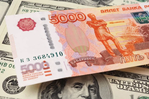 100紙幣のフィールド上の5 000ルーブルのロシアの宗派 — ストック写真