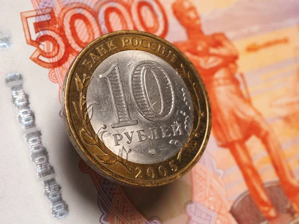 俄罗斯双金属硬币10卢布挂在空中以上5000卢布纸币 — 图库照片