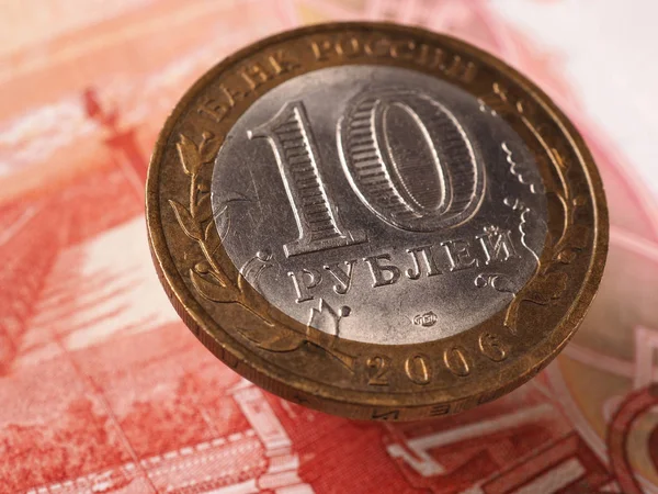 Moneda Bimetálica Rusa Diez Rublos Colgando Aire Sobre Billete Cinco — Foto de Stock