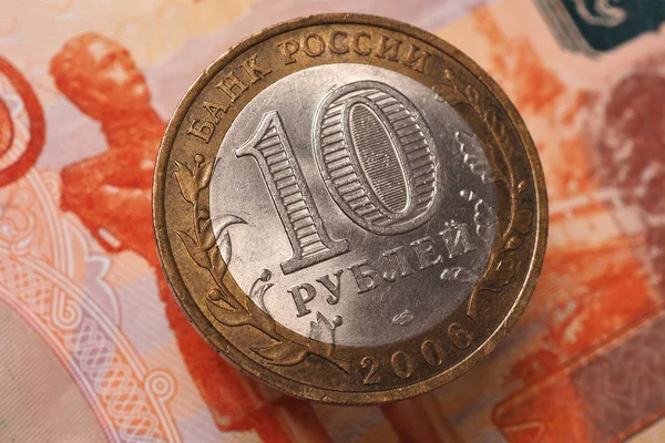 Bimetálico Ruso Moneda Rublos Cuelga Aire Sobre Billete 5000 Rublos — Foto de Stock