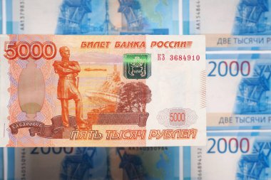Rus banknotu 5000 ruble banknot 2000 ruble alanında asılı. Yukarıdan görünümü. Close