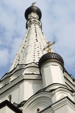 Haç ve gökyüzünde bir Ortodoks kilisenin kubbesi