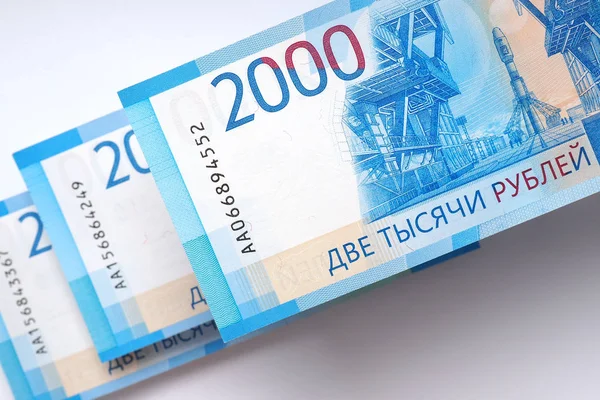 Billetes Rusos Dos Mil Rublos Cuelgan Sobre Fondo Papel Blanco — Foto de Stock