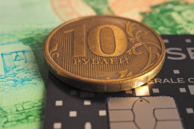 10 rublelik Rus parası siyah bir banka kartı ve banknotta yatıyor. Close. Makro lenste fotoğraflandı