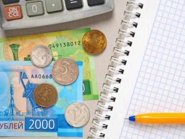 Aile bütçesi. Aile geliri ve giderleri saymak için öğelerin bileşimi. Not defteri, hesap makinesi, kalem ve Rus parası